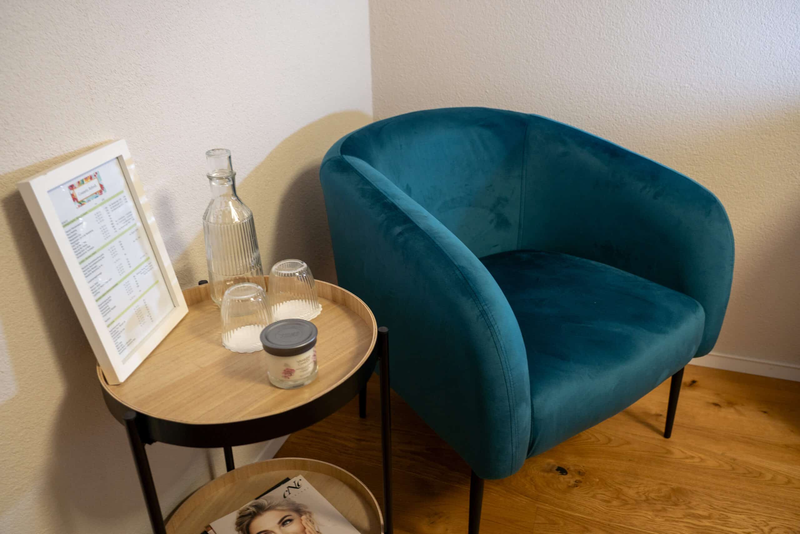 Bequemer tealfarbener Sessel mit Beistelltisch, Schweizer Schönheitssalon