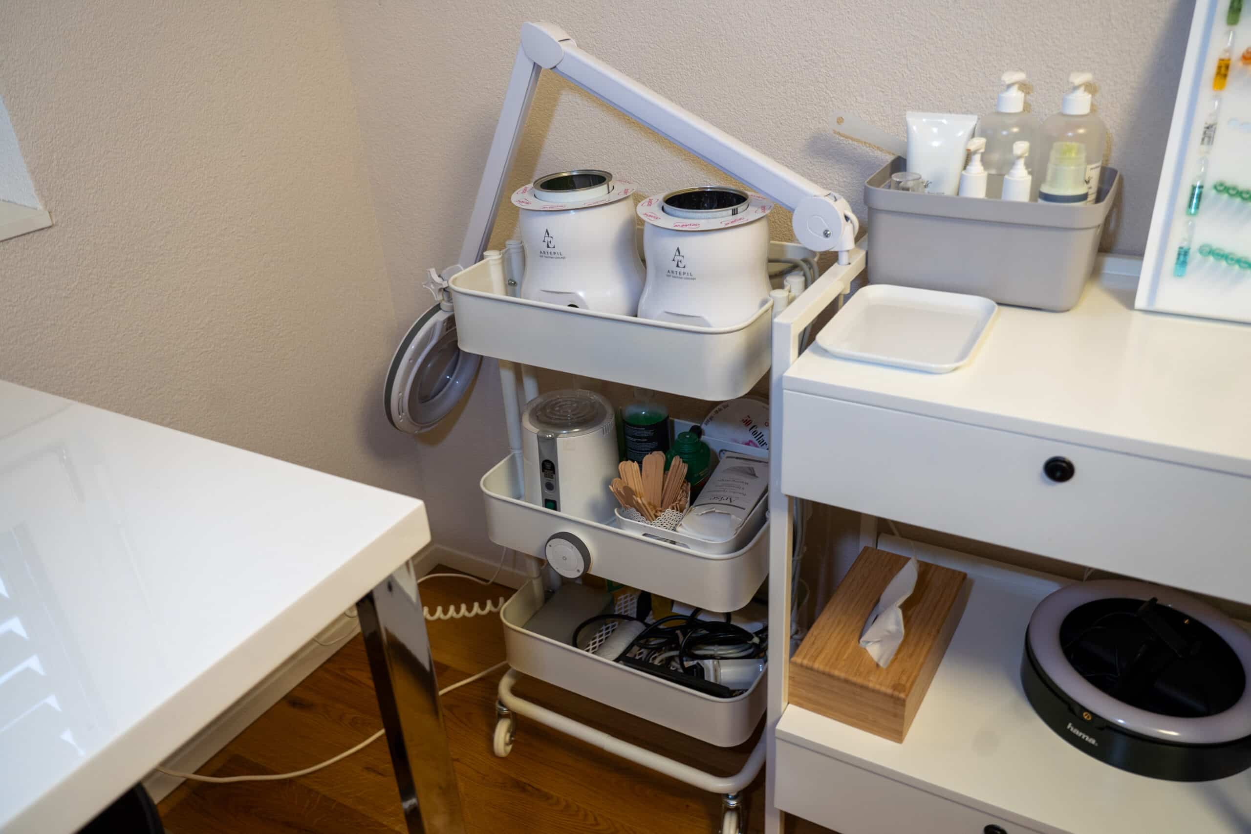 Kosmetikerin-Ausstattung: Pflegegeräte und Zubehör