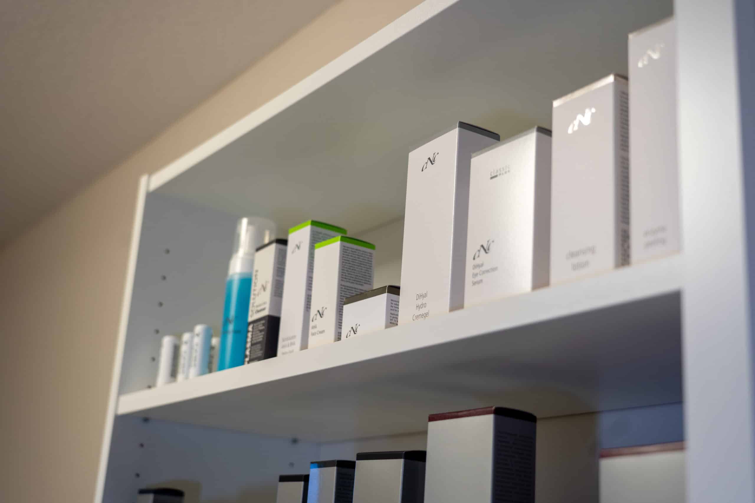 Luxus-Kosmetikprodukte auf Regal, Schweizer Schönheitssalon