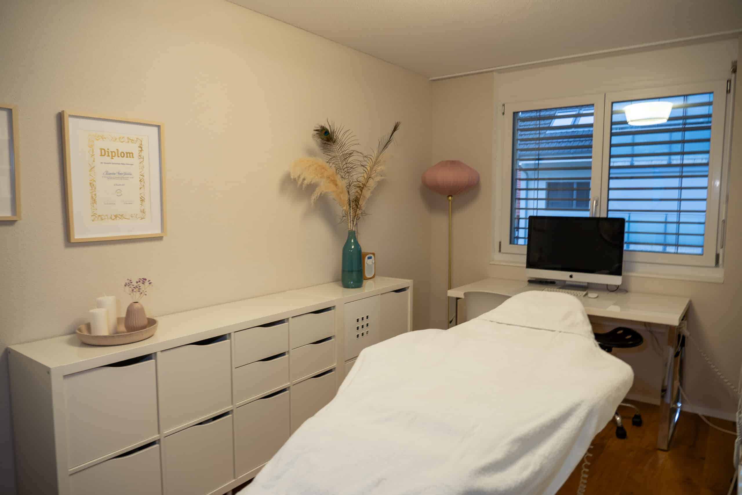 Schweizer Schönheitssalon mit bequemer Massageliege und Ausstattung.
